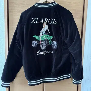 XLARGE 블랙 바시티 자켓 M 사이즈