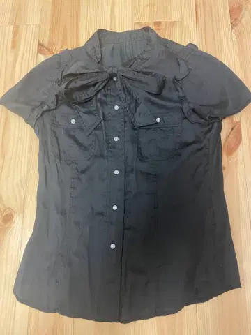 MARCJACOBS 리본 포함 블랙 반팔 셔츠