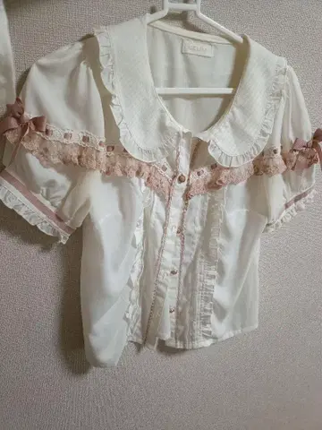 프릴 달린 블라우스