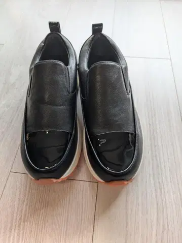 블랙 슬립온 통굽 백스트랩