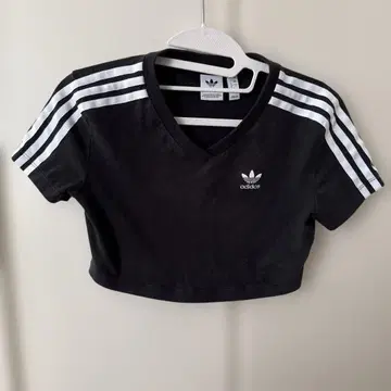 adidas 블랙 V넥 크롭 T셔츠