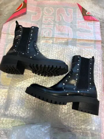 ZARA 스터드 장식 사이드 고어 부츠 블랙