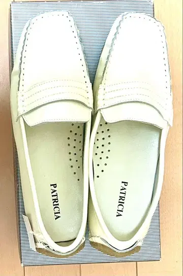 [택 포함 미사용 새상품] PATRICIA 화이트 가죽 로퍼 23.5cm
