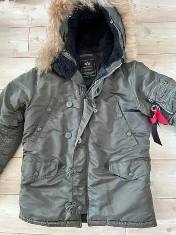 퍼 달린 올리브 그린 자켓