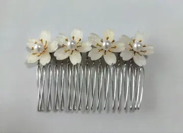 벚꽃 꽃과 펄 헤어콤