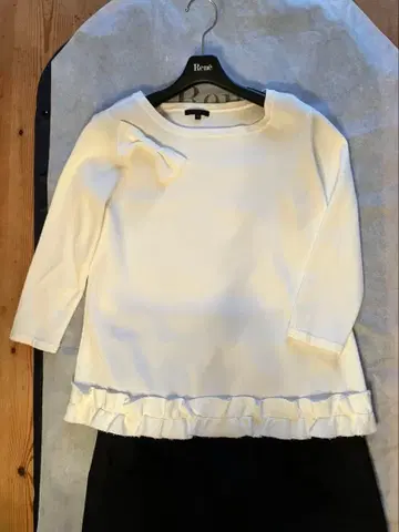 TO BE CHIC 리본 브로치 부착 튜닉 화이트