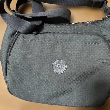 다크 그레이 체크 무늬 숄더백