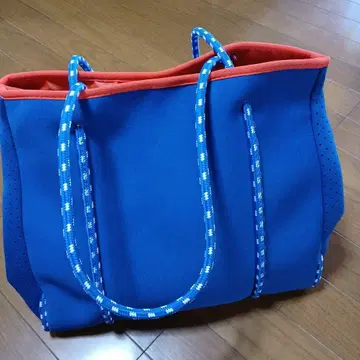 파랑과 빨간색의 토트백