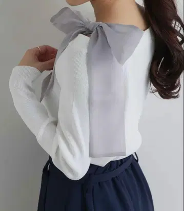 La boutique BonBon 오프숄더 리본 포함 리브 니트 화이트