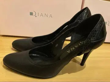 D.IANA 블랙 하이힐 오픈토