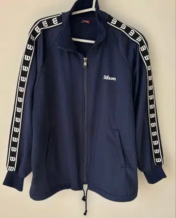 Wilson 상의 저지 M 네이비 자수 로고