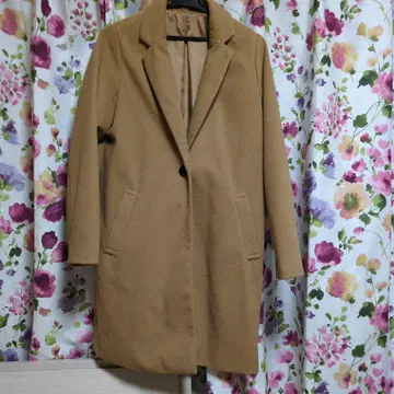 카멜 색상 롱 코트 앞면 포켓 부착