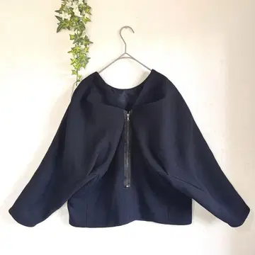 ADORE 백 백지퍼 타크슬리브 블라우스 네이비