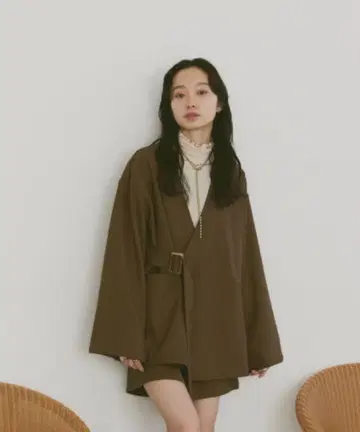 moitytto 소매 버튼 벨트 부착 자켓 숏팬츠