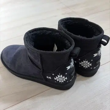 VANS 블랙 어그 부츠 기하학 패턴