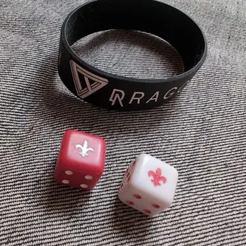 Dragon ash 로고가 들어간 러버 밴드와 주사위 세트