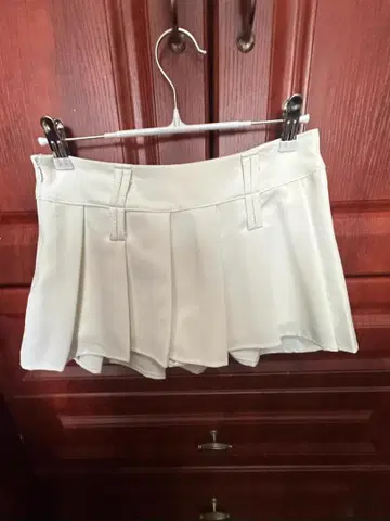 화이트 플리츠 미니 스커트