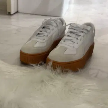 PUMA 화이트 스니커즈