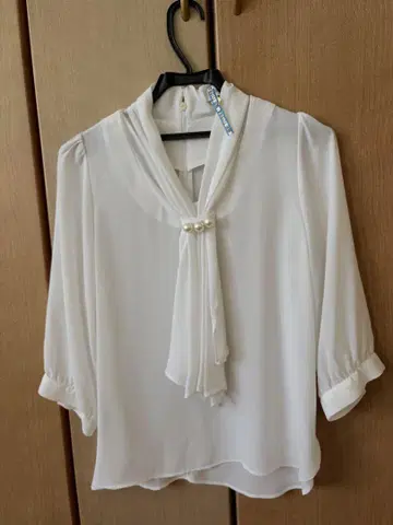 TONAL 화이트 블라우스 펄 장식