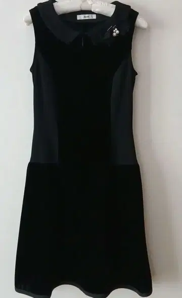 르네 블랙 카라 부착 무릎 기장 원피스