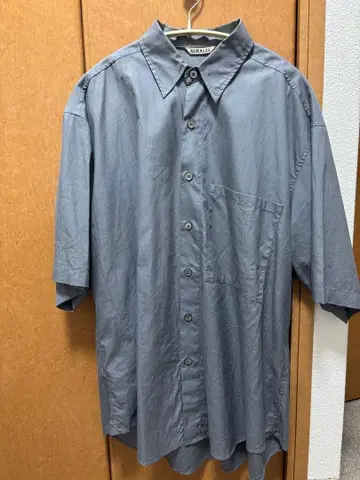 AURALEE 그레이 반팔 셔츠