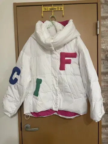 화이트 다운 자켓 C.I.F 알파벳 자수