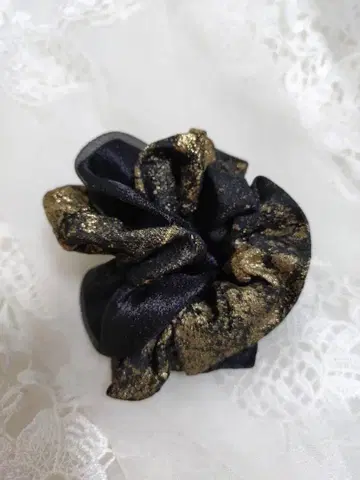 acca 아카 스크런치 블랙 x 골드 리본 머리끈