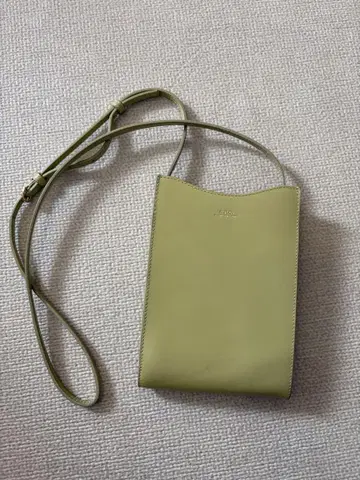 A.P.C. 숄더백 피스타치오