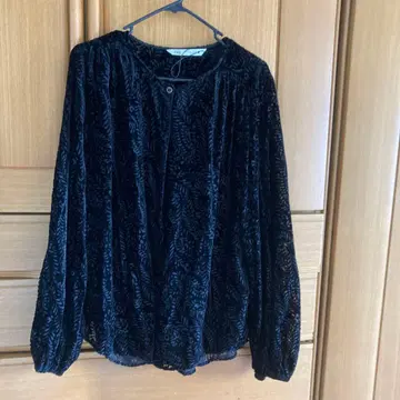 ZARA 블랙 벨벳 긴팔