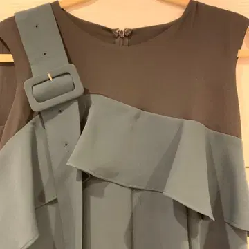 비대칭 프릴 원피스