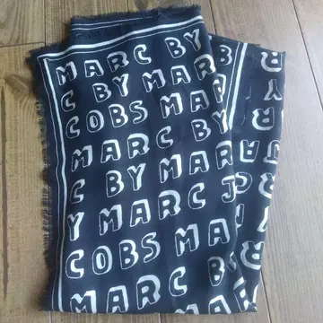 MARC BY MARC JACOBS 영문 프린트 스톨 숄