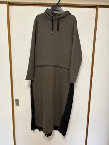favori 백 플리츠 절개 롱 원피스
