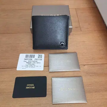BULGARI 블랙 가죽 이단 접이식 지갑