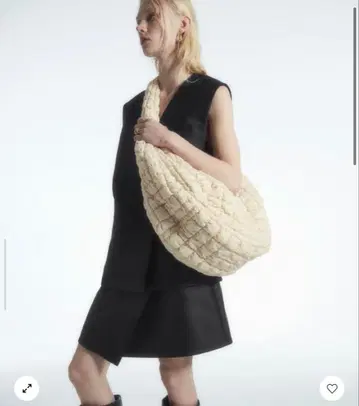 COS 오버 사이즈 퀼트 숄더백