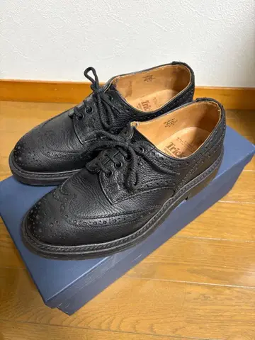 Tricker's 블랙 드레스 슈즈 버튼