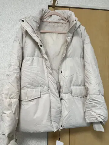 베이지 후드 부착 다운 자켓