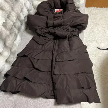 프릴 달린 브라운 코트
