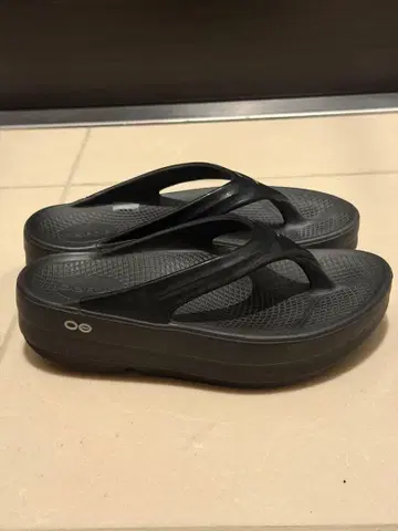 OOFOS 회복 샌들 OOmega 블랙