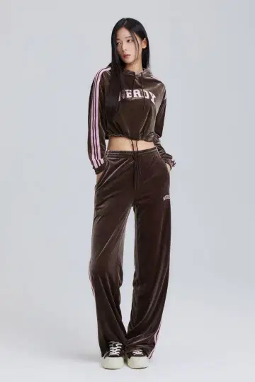 NERDY. 벨벳 크롭 후디와 스웨트 팬츠