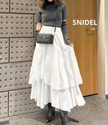 SNIDEL 언밸런스 헴 티어드 볼륨 스커트