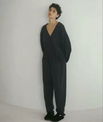 [ 새상품급 ] ETRETOKYO V넥 니트 올인원