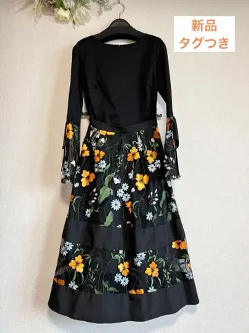 [ 새상품 ] 플레어 슬리브 자수 꽃무늬 셋업