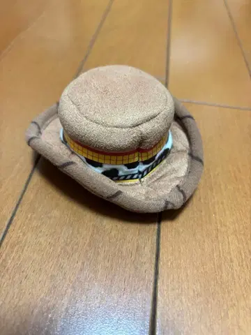 배지가 달린 우디 모자
