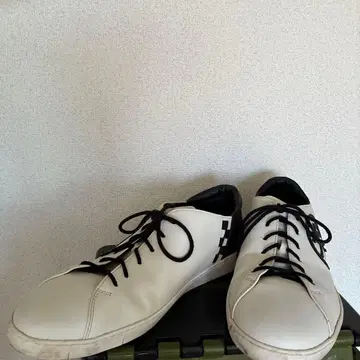 화이트/블랙 체크 무늬 스니커즈