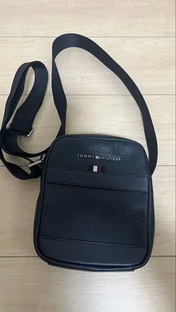 TOMMY HILFIGER 블랙 숄더백
