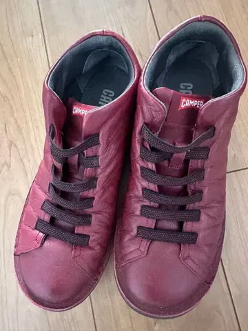 Camper 버건디 하이컷 스니커즈