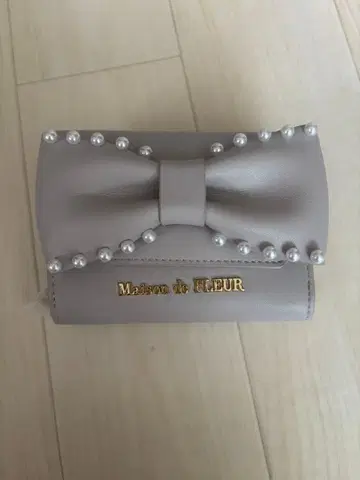 Maison de FLEUR 리본 펄 3단 폴더형 지갑