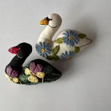 백조 블랙 새 자수 브로치