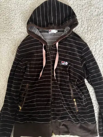 FILA 후드 부착 브라운 스트라이프 벨벳풍 후드티