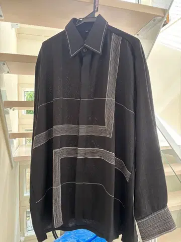 블랙 셔츠